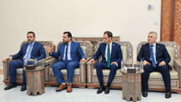 رئيس الجمهورية العربية السورية السيد أحمد الشرع يتسلّم النسخة النهائية من النظام الانتخابي المؤقت لمجلس الشعب2.jpg