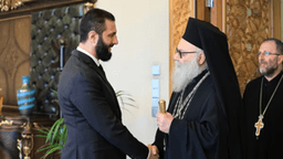 الشرع يلتقي البطريرك يوحنا العاشر اليازجي في دمشق 16-8-2025.jpg