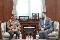 التقى السيد زكريا لبابيدي مدير إدارة الشؤون الآفروآسيوية والأوقيانوسية بالسيد محمد أنيس متى معاون وزير الخارجية الإندونيسي لشؤون العالم الإسلامي7-8-2025.jpg