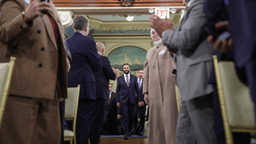 رئاسة الجمهورية العربية السورية- الشرع يجري حوارًا مع الباحث تشارلز ليستر 24-9-2025-1.jpg