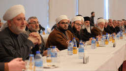 رئيس الجمهورية العربية السورية السيد أحمد الشرع يلتقي بوجهاء وأعيان محافظة اللاذقية خلال زيارته المدينة 16-2-2025 (2).jpg