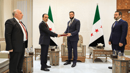 رئيس الجمهورية العربية السورية السيد أحمد الشرع يتسلم التقرير النهائي للجنة الوطنية للتحقيق وتقصي الحقائق في أحداث آذار المنصرم بالساحل السوري، وذلك بعد إنهاء عملها..jpg