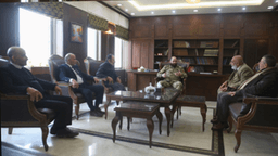 اجتماع رئيس هيئة الأركان اللواء على النعسان بوفد من ممثلي الضباط المتقاعدين في السويداء 12-2-2025  (1).jpg