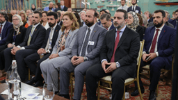 رئاسة الجمهورية العربية السورية- الشرع يجري حوارًا مع الباحث تشارلز ليستر 24-9-2025-3.jpg