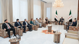 رئيس الجمهورية العربية السورية السيد أحمد الشرع يتسلّم النسخة النهائية من النظام الانتخابي المؤقت لمجلس الشعب.jpg