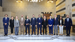 رئاسة الجمهورية العربية السورية- التقى أحمد الشرع باحثين وصحفيين من كُبرى المراكز البحثية والصحف ووكالات الأنباء العالمية 18-9-2025.jpg