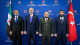 وزير الخارجية والمغتربين السيد أسعد حسن الشيباني برفقة وزير الدفاع اللواء المهندس مرهف أبو قصرة ورئيس جهاز الاستخبارات السيد حسين سلامة يلتقون بوزير الخارجية التركي السيد هاكان فيدان 13-8-2025-3.jpg