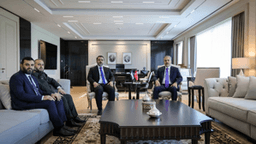 وزير الخارجية والمغتربين السيد أسعد حسن الشيباني برفقة وزير الدفاع اللواء المهندس مرهف أبو قصرة ورئيس جهاز الاستخبارات السيد حسين سلامة يلتقون بوزير الخارجية التركي السيد هاكان فيدان 13-8-2025-1.jpg