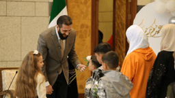 لقاء الشرع مع الأطفال.jpg