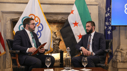 رئاسة الجمهورية العربية السورية- الشرع يجري حوارًا مع الباحث تشارلز ليستر 24-9-2025.jpg