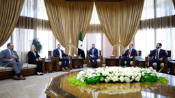 استقبل الرئيس أحمد الشرع بحضور وزير الخارجية والمغتربين السيد أسعد حسن الشيباني ووزير الداخلية السيد أنس خطاب وفدًا من أعضاء مجلسي النواب والشيوخ الأمريكي في العاصمة دمشق 19-8-2025.jpg