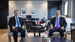 وزير الخارجية والمغتربين السيد أسعد حسن الشيباني برفقة وزير الدفاع اللواء المهندس مرهف أبو قصرة ورئيس جهاز الاستخبارات السيد حسين سلامة يلتقون بوزير الخارجية التركي السيد هاكان فيدان 13-8-2025-2.jpg