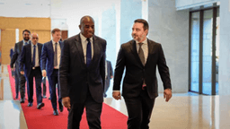 فخامة رئيس الجمهورية العربية السورية السيد أحمد الشرع بحضور وزير الخارجية والمغتربين السيد أسعد حسن الشيباني يلتقي في دمشق وزير خارجية المملكة المتحدة السيد ديفيد لامي 5-7-2025 -1.jpg