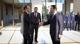 القائد أحمد الشرع ووزير الخارجية السيد أسعد الشيباني يلتقيان وفدا للمملكة النرويجية برئاسة السيد إسبن بارث إيدي وزير الخارجية في العاصمة دمشق 19-1-2025 (1).jpg