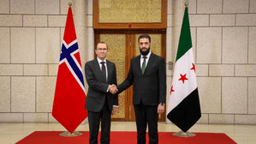 القائد أحمد الشرع ووزير الخارجية السيد أسعد الشيباني يلتقيان وفدا للمملكة النرويجية برئاسة السيد إسبن بارث إيدي وزير الخارجية في العاصمة دمشق 19-1-2025 (3).jpg