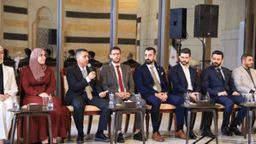 التقى رئيس الجمهورية العربية السورية السيد أحمد الشرع، مجموعة من فريق تصميم الهوية البصرية الجديدة 9-7-2025-3.jpg